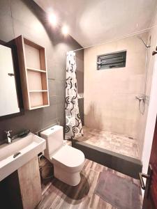 Koupelna v ubytování Ebony Apartment & Studio + 23 fotografií
