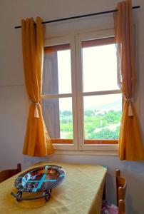 un piatto su un tavolo di fronte a una finestra di Gaia Estate a Calimno (Kalymnos)