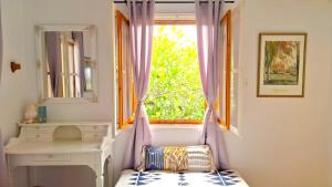 una finestra in una stanza con una scrivania e un cuscino di Gaia Estate a Calimno (Kalymnos)