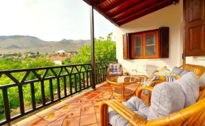 balcone con sedie, tavolo e vista di Gaia Estate a Calimno (Kalymnos)
