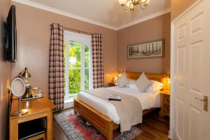 1 dormitorio con cama y ventana en Coalbrookdale Villa en Ironbridge
