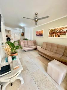 een woonkamer met een bank en een tafel bij Cabrero Beach 1111 in Cartagena