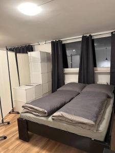 ein Bett in einem Zimmer mit schwarzen Vorhängen in der Unterkunft 4Betten mit KücheWaschmaschine in Duisburg
