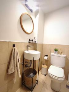 圣卡洛斯-德巴里洛切STUDIO EN EL CENTRO, 3 cuadras del centro cívico的浴室里有马桶、洗手池和镜子。