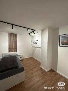 ein Schlafzimmer mit einem Bett in einem weißen Raum in der Unterkunft 4Betten mit KücheWaschmaschine in Duisburg + 1 Foto