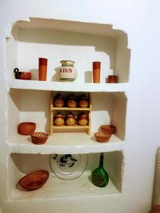 un estante con un montón de tazones y tazas en Casa Miguelito en Comares