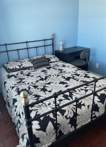 Postel nebo postele na pokoji v ubytování Marine Dr Station Room in a House