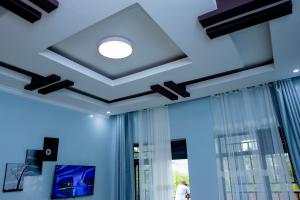 a room with a ceiling with a light fixture at Volcano Vacation Rooms in Gasanze