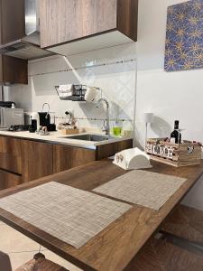 - une cuisine avec un évier et une table en bois dans l'établissement Pascoli 21/A, à Ravenne