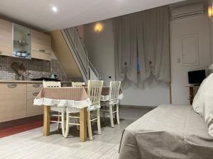 kuchnia i jadalnia ze stołem i krzesłami w obiekcie Yume House w mieście Bari