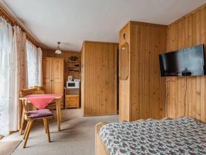 Telewizja i/lub zestaw kina domowego w obiekcie Dom Lesnik