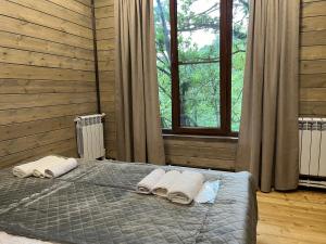 Een bed of bedden in een kamer bij Balkonchik GuestHouse