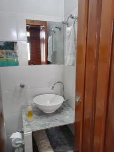 El ValleにあるCabañas Arrecifesのバスルーム(白い洗面台、鏡付)