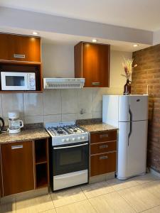 uma cozinha com um fogão e um frigorífico em Complejo Pampa 1 em Santa Rosa