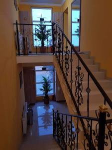 una escalera en una casa con dos macetas en Hotel Selika, en Rustavi