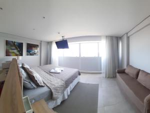 una camera con letto e divano di BUGAN PAIVA RECIFE a Recife
