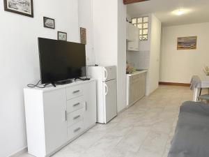 A television and/or entertainment centre at Apartments Ares