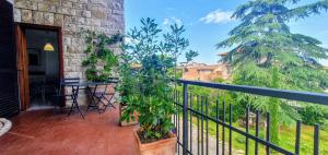 a balcony with a table and a tree at Appartamento I Cipressi in Castiglione del Lago