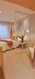 ein Schlafzimmer mit einem großen Bett und einem Tisch in der Unterkunft Las Toscas in Mar del Plata