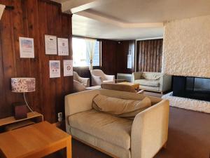 uma sala de estar com um sofá e uma televisão em Résidence Le Belvedere - Studio pour 4 Personnes 674 em Les Orres