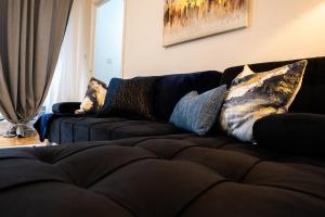 un divano con cuscini in soggiorno di Central Birmingham Apartment W/Balcony a Birmingham