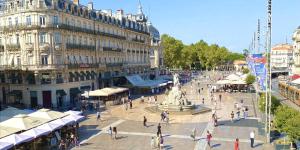 a city square with a fountain in front of a building at Le Loft in Montpellier