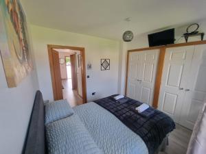 um quarto com uma cama e um sofá em The Priory - 1 mile from Ramside Hall Hotel Spa and Golf & A1 em Durham