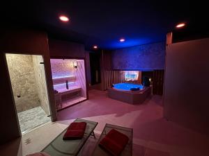 a large bathroom with a tub and a shower at Pause Thermale Suites Deluxe et Spa Privatif in Herstal