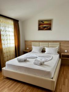 um quarto com uma cama com duas toalhas em Apartments Rudaj em Ulcinj