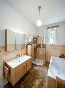 ein Badezimmer mit Waschbecken, Dusche und Badewanne in der Unterkunft Villa Nußbaumer - Business-und Ferienwohnung in bester Lage in Arnstadt + 12 Fotos