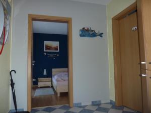 einen Flur mit einer Tür, die zu einem Schlafzimmer führt in der Unterkunft Ferienwohnung Klabautermann in Putbus
