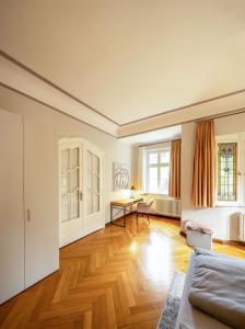 un soggiorno con pavimento in legno massello di Villa Nußbaumer - Business-und Ferienwohnung in bester Lage ad Arnstadt