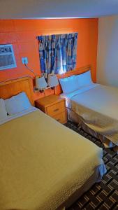 Postel nebo postele na pokoji v ubytování Wayfarer Motel