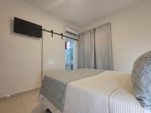 1 dormitorio con cama blanca y ventana en Drake Bolivar Santo Domingo, en Santo Domingo