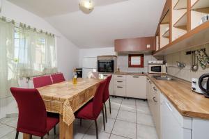 Kuchyň nebo kuchyňský kout v ubytování Apartments Slobodanka