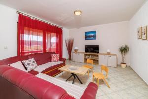 TV a/nebo společenská místnost v ubytování Apartments Danica