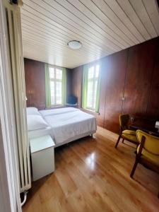sypialnia z łóżkiem, stołem i krzesłem w obiekcie Nydeck w mieście Berno