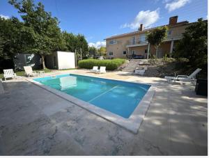 een zwembad in de achtertuin van een huis bij Casa Do Colipo in Batalha