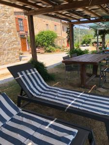 Villa Rachele في Larciano: كرسيين وطاولة نزهة تحت جناح