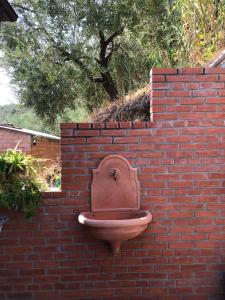Villa Rachele في Larciano: مرحاض جالس فوق جدار من الطوب