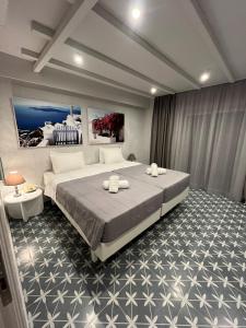 - une chambre avec un grand lit dans l'établissement Irina Beach Hotel, à Tigaki