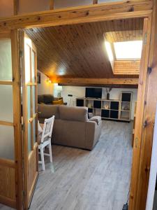 una sala de estar con un sofá y una silla en Mamá Mila, en Briviesca