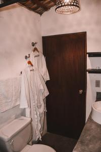 圣何塞德尔卡沃RUSTICO LOUNGE-Property in front of the beach的带马桶和水槽的浴室