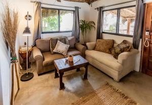 RUSTICO LOUNGE-Property in front of the beach的休息区