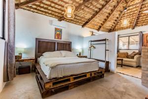 圣何塞德尔卡沃RUSTICO LOUNGE-Property in front of the beach的卧室里有一张带木质床头板的大床