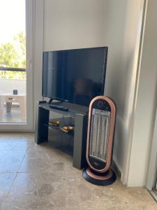 Televisyen dan/atau pusat hiburan di luxury flats in the heart of nicosia