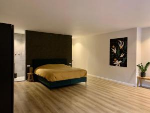 a bedroom with a bed in a room at Klein Boszicht in Rutten