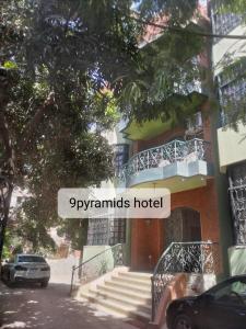 カイロにある9pyramids hotelの階段を前に建つ建物