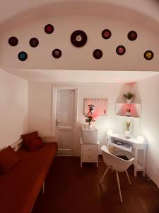 een kamer met een bureau en klokken aan het plafond bij Domus Isidis room in Benevento