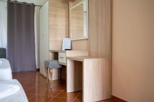 um quarto com uma secretária com um espelho e uma cama em Apartments Rudaj em Ulcinj